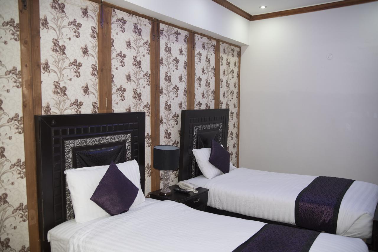 Premier Inn Davis Road Лахор Экстерьер фото